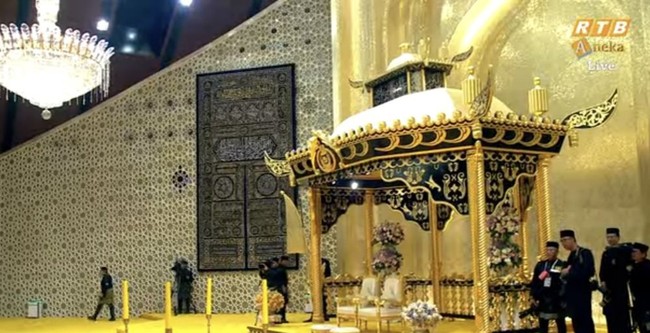Berbagai macam ornamen di pelaminan berlapis emas itu membuat semakin terlihat mewah. Foto: YouTube/rtbnews