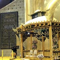 Berbagai macam ornamen di pelaminan berlapis emas itu membuat semakin terlihat mewah. Foto: YouTube/rtbnews