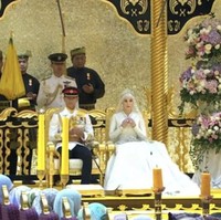 Potret saat Pangeran Mateen dan Anisha bersanding di pelaminan. Standing flower bernuansa ungu menambah keindahan dekorasi pelaminan. Foto: YouTube/rtbnews