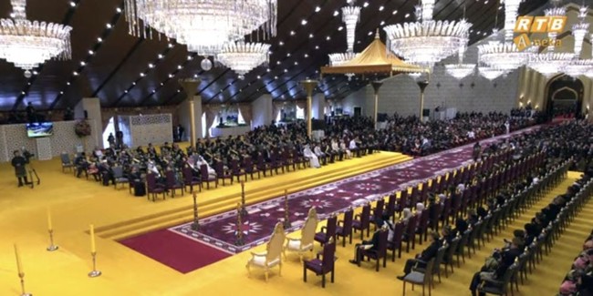 Prosesi Royal Bersanding Ceremony atau resepsi pernikahan Pangeran Abdul Mateen dan Anisha Rosnah digelar pada Minggu (14/1/24). Acara tersebut berlokasi di Istana Nurul Iman yang merupakan tempat tinggal keluarga Sultan Hassanal Bolkiah. Foto: YouTube/rtbnews