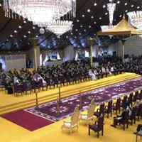 Prosesi Royal Bersanding Ceremony atau resepsi pernikahan Pangeran Abdul Mateen dan Anisha Rosnah digelar pada Minggu (14/1/24). Acara tersebut berlokasi di Istana Nurul Iman yang merupakan tempat tinggal keluarga Sultan Hassanal Bolkiah. Foto: YouTube/rtbnews