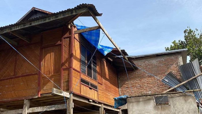 Rumah warga di Enrekang porak-poranda diterjang angin kencang.