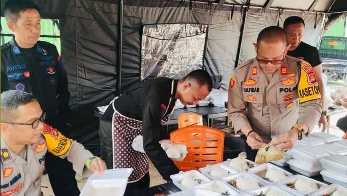 Sat Brimob Polda Sumsel membagikan makanan kepada warga Terdampak Banjir di Muratara.