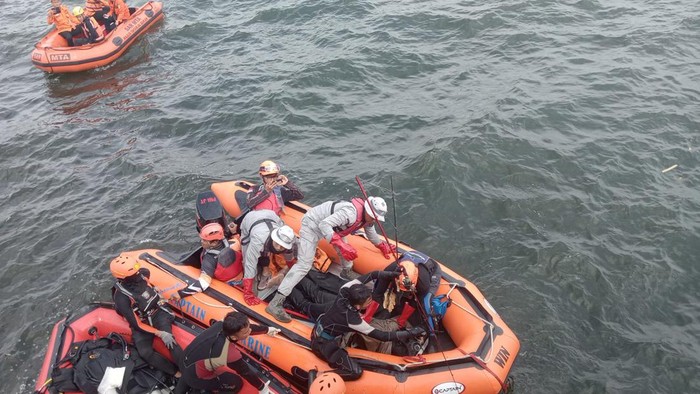 Seorang pria tercebur di Pelabuhan Muara Baru, Jakarta Utara (Jakut). Andi tercebur saat hendak menyusul temannya yang ingin memancing. (dok Bakamla)