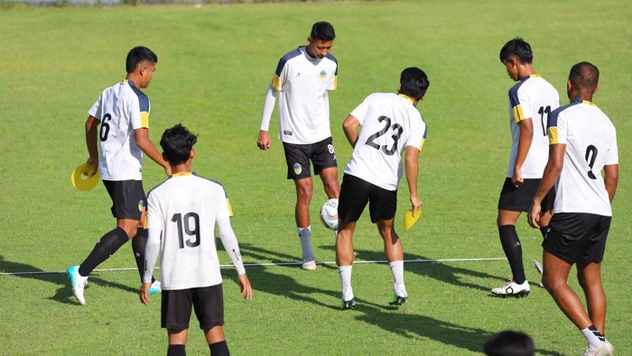 Sesi latihan PSIM Jogja jelang menghadapi Persiraja Aceh di Lapangan Karang, Kotagede, Senin (15/1/2024).