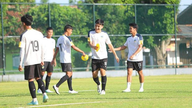 Sesi latihan PSIM Jogja jelang menghadapi Persiraja Aceh di Lapangan Karang, Kotagede, Senin (15/1/2024).