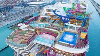 Ada enam seluncuran air yang memecahkan rekor di Kategori 6, Crowns Edge di ketinggian 154 kaki di atas lautan, dan tujuh kolam - satu untuk setiap hari dalam seminggu, kemudian ada juga infiniti pool. Royal Caribbean menyebutnya sebagai waterpark terbesar di lautan.