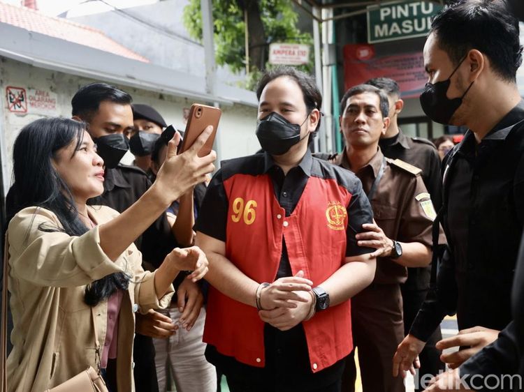 Potret Sidang Perdana Dito Mahendra Kasus Senpi Ilegal