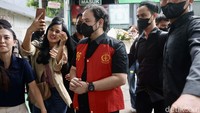Dito mengenakan masker berwarna hitam. Dia juga mengenakan pakaian berwarna hitam.