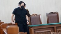 Sebelumnya, Bareskrim Polri menyita 12 senjata sebagai barang bukti kasus kepemilikan senjata api (senpi) ilegal dengan tersangka Dito Mahendra. Bareskrim menaksir harga 12 senjata yang disita dari Dito itu senilai Rp 3 miliar.