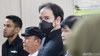 Sebelum jadi tersangka dalam kasus senjata api ilegal, sosok Dito Mahendra sempat viral karena berselisih dengan Nikita Mirzani. Dito Mahendra melaporkan Nikita atas tuduhan pencemaran nama baik melalui ITE gegara postingan di Insta Storynya. Dito Mahendra merupakan seorang sukses, hal ini tertuang dalam beberapa informasi tertulis. Dito Mahendra juga disebut-sebut sebagai kekasih Nindy Ayunda.