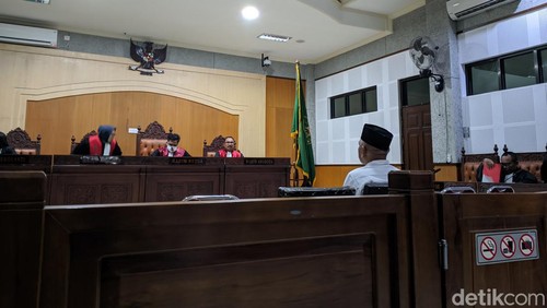 Sidang tuntutan terhadap eks Kepala Dinas ESDM NTB yang juga terdakwa perkara korupsi tambang pasir besi di PN Tipikor Mataram, Senin (15/1/2024). (Foto: Ahmad Viqi/detikBali)