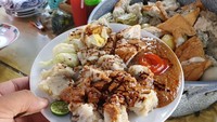 Pecinta siomay pasti sudah tak asing lagi dengan Siomay Gaul Andik. Gerobak siomay ini menawarkan paket siomay komplet yang terkenal enak. Harganya Rp 15.000. Foto: Instagram/Google Review