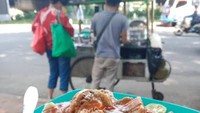 Dengan uang Rp 10.000 kamu juga bisa dapat siomay di kawasan Pancoran. Nama gerobaknya adalah Siomay Bang Kumis, yang juga punya menu batagor enak. Foto: Instagram/Google Review