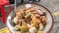 Siomay Bulungan Mang Anda ini terkenal dengan bumbu kacangnya yang bertekstur halus. Rasanya manis, gurih, dan sedikit pedas. Harganya mulai Rp 10.000. Foto: Instagram/Google Review