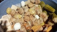Dengan merogoh kocek mulai dari Rp 10.000, kamu akan dibuat ketagihan dengan Siomay Mang Ujang. Lokasinya ada di kawasan Menteng, Jakarta Selatan. Foto: Instagram/Google Review