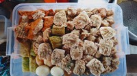 Siomay Gaul Udin di jalan Hang Lekir, Kebayoran Baru juga jadi favorit. Harga seporsinya Rp 15.000, pilihannya ada mulai dari sioma, tahu putih, telur, kentang, dan lainnya. Foto: Instagram/Google Review