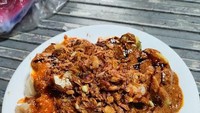 Di kawasan Tebet, ada juga tempat makan siomay enak dan legendaris. Nama tempatnya adalah Siomay Dua Putera. Seporsinya Rp 15.000 atau per butir Rp 1.500. Foto: Instagram/Google Review