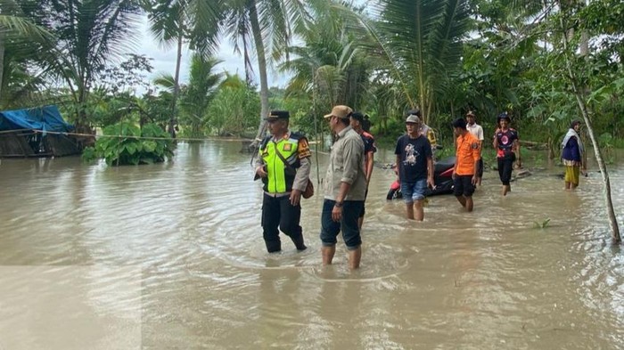 Suasana 30 rumah di Desa Sanding Marga Kecamatan Rantau Alai, terendam banjir.