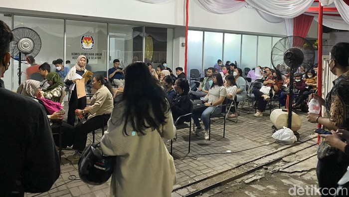 Suasana KPU Jaksel di hari terakhir urus pindah TPS Pemilu 2024. (Devi/detikcom)