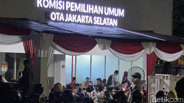 Foto: Suasana KPU Jaksel di hari terakhir urus pindah TPS Pemilu 2024.