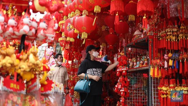 Suasana penjualan pernah-pernik Imlek di kawasan Glodok, Jakarta, Senin (15/1/2024). Beberapa minggu menjelang Tahun Baru Imlek, para pedagang mulai memadati kawasan perniagaan tersebut. (CNBC Indonesia/Tri Susilo)