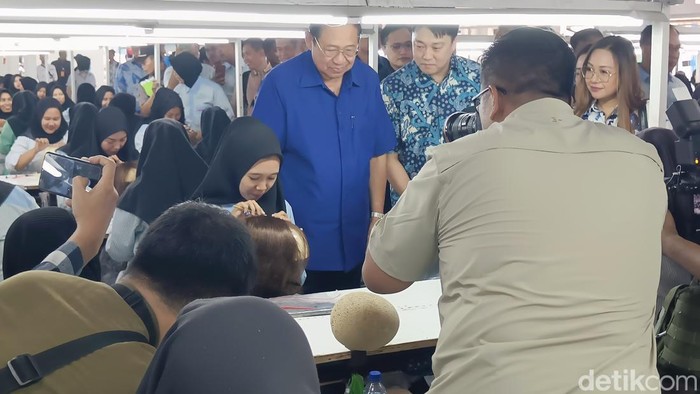 Presiden ke-6 Republik Indonesia sekaligus Ketua Majelis Tinggi Partai Demokrat, Susilo Bambang Yudhoyono (SBY) mengunjungi pabrik rambut palsu PT Indokores Sahabat di Kabupaten Purbalingga, Senin (15/1/2024).