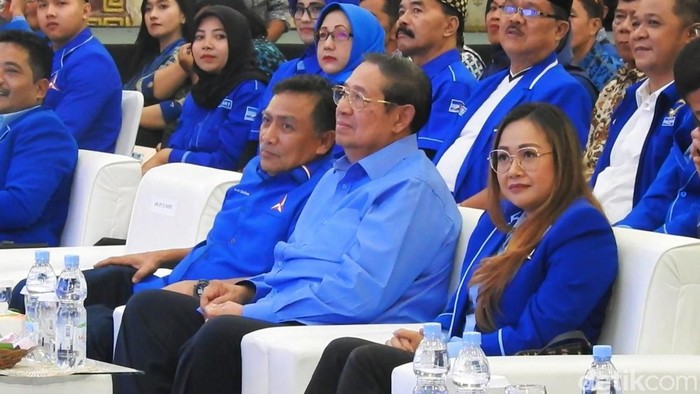 Presiden Indonesia ke-6 Susilo Bambang Yudhoyono saat bertemu warga Banjarnegara, Senin (15/1/2024).