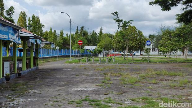 Suasana sepi Taman Kuliner di terminal Dhaksinarga Wonosari, Senin (15/1/2024)