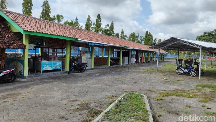 Suasana sepi Taman Kuliner di terminal Dhaksinarga Wonosari, Senin (15/1/2024)