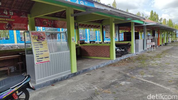 Suasana sepi Taman Kuliner di terminal Dhaksinarga Wonosari, Senin (15/1/2024)