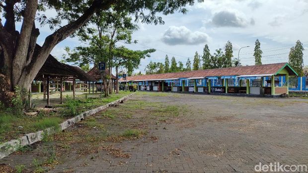 Suasana sepi Taman Kuliner di terminal Dhaksinarga Wonosari, Senin (15/1/2024)