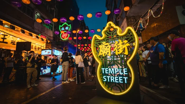 Mau merasakan vibes Hong Kong yang penuh dengan bazar street food dan lampu neon warna-warni? Mampir ke Temple Street Night Market