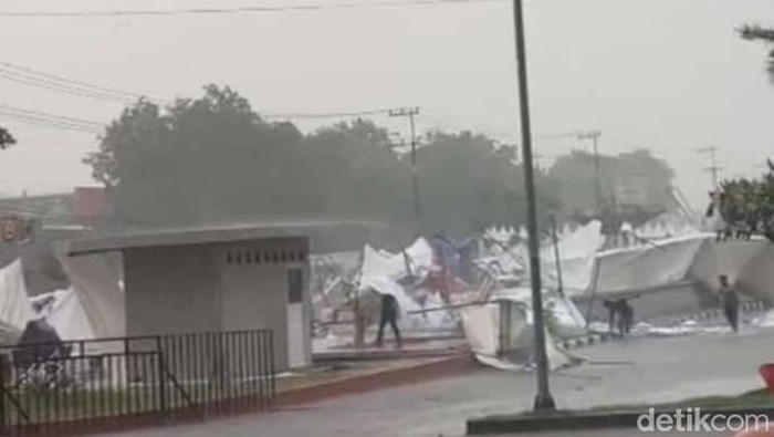 tenda umkm roboh diterjang angin kencang di sidoarjo