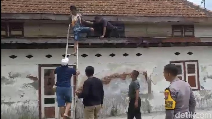 Tetangga pembacok pria di Gresik digelandang ke Polres Gresik usai ditangkap di plafon rumah kosong.