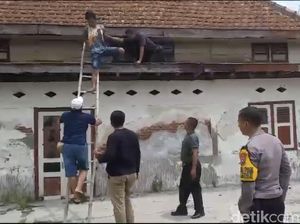 Momen Penangkapan Pria di Gresik Sembunyi di Plafon Seusai Bacok Tetangga