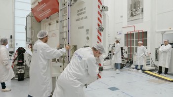 Dengan penuh kehati-hatian, High Throughput Satellite (HTS) itu pun dimasukkan ke dalam box. Foto: Screenshot Facebook Thales Alenia Space