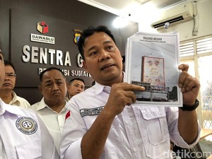 Baliho Bobby Berseragam Wali Kota Bareng Prabowo Disoal Timnas AMIN