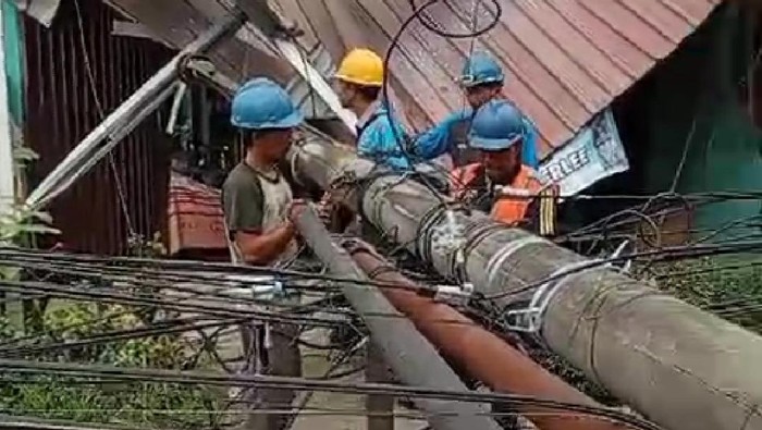 Tiang listrik di Jambi ambruk usai ditabrak Innova.
