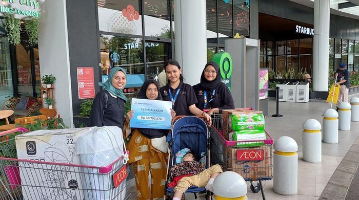 Tim berbuatbaik.id bersama Ariqah dan Junnah, sang ibunda.