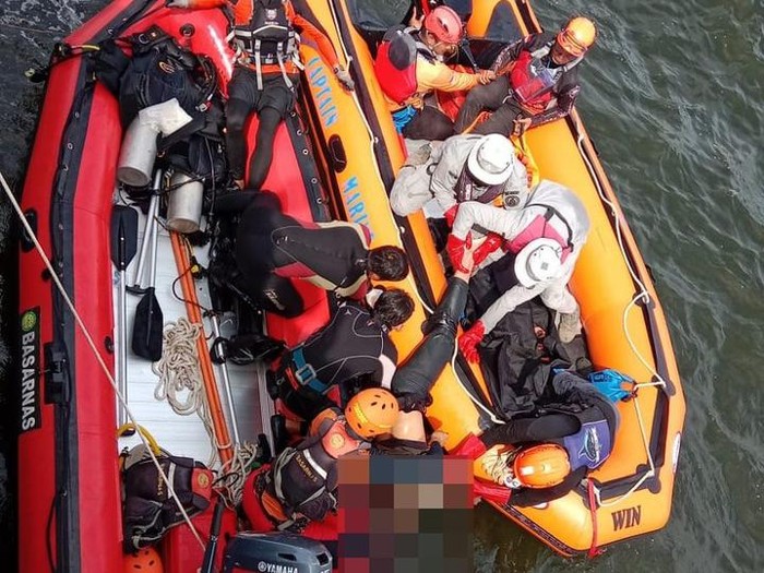 Tim SAR gabungan menemukan seorang pemancing yang tenggelam di perairan Dermaga Pelabuhan Muara Baru, Penjaringan, Jakarta Utara (Jakut). (dok Basarnas Jakarta)