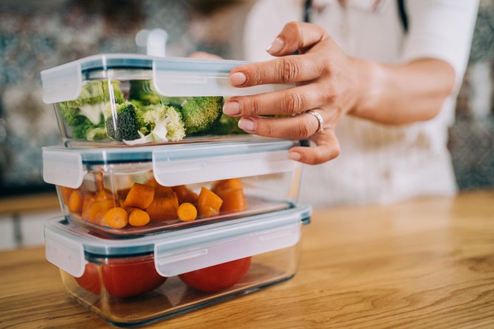 5 Tips Praktis Hindari Kontaminasi Mikroplastik dalam Makanan