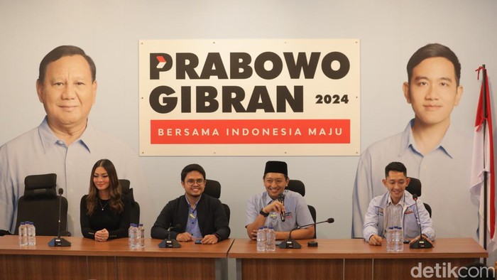 TKN Prabowo-Gibran Luncurkan Program Magang Virtual Komandan TKN Fanta Arief Rosyid Hasan melakukan jumpa pers di Media Center Prabowo Gibran, Jakarta, Senin (15/1/2024).