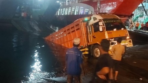 Truk berpelat nomor P 8434 VJ terperosok dan tercebur ke laut saat hendak naik ke KMP Perkasa Prima 5 di Dermaga LCM Pelabuhan Gilimanuk, Bali, Senin malam (15/1/2023).