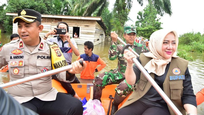 Wakapolres Musi Rawas bersama Bupati Musi Rawas meninjau lokasi banjir bersama OPD terkait