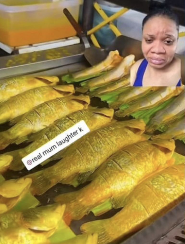 Wanita asal Nigeria ini takjub dan bertanya-tanya mengapa ikan bakar dimasak menggunakan daun.