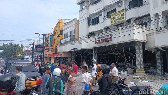 Warga di Jalan Sisingamangaraja, Kota Medan, dihebohkan atas terjadinya ledakan yang berasal dari Rumah Makan Family. (Goklas Wisely/detikSumut)