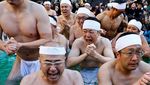 Warga Jepang Menyucikan Jiwa dan Raga Lewat Ritual Mandi Es