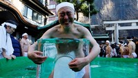 Ritual Shinto yang kini sudah berusia 66 tahun itu selalu diadakan pada hari Minggu kedua setiap tahun di Kuil Teppou-zu Inari di Kota Chuo. Penduduk Jepang melakukan ritual ini untuk memurnikan jiwa mereka dan berharap kesehatan yang baik di tahun baru.  