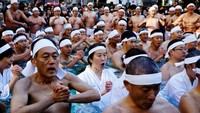 Penduduk Jepang melakukan ritual Shinto dengan berendam air es di Kuil Tokyo, Jepang.  
